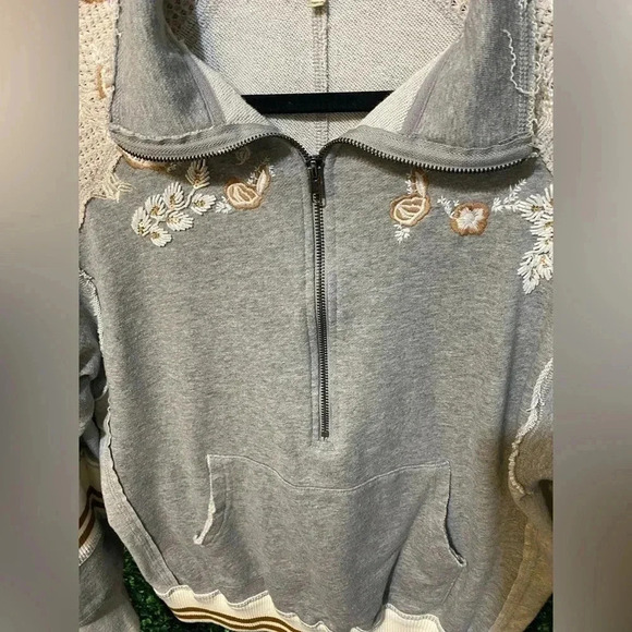 Gimmicks from BKE Embellished Half Zip Sweatshirt - Size Medium - Picture 6 of 9